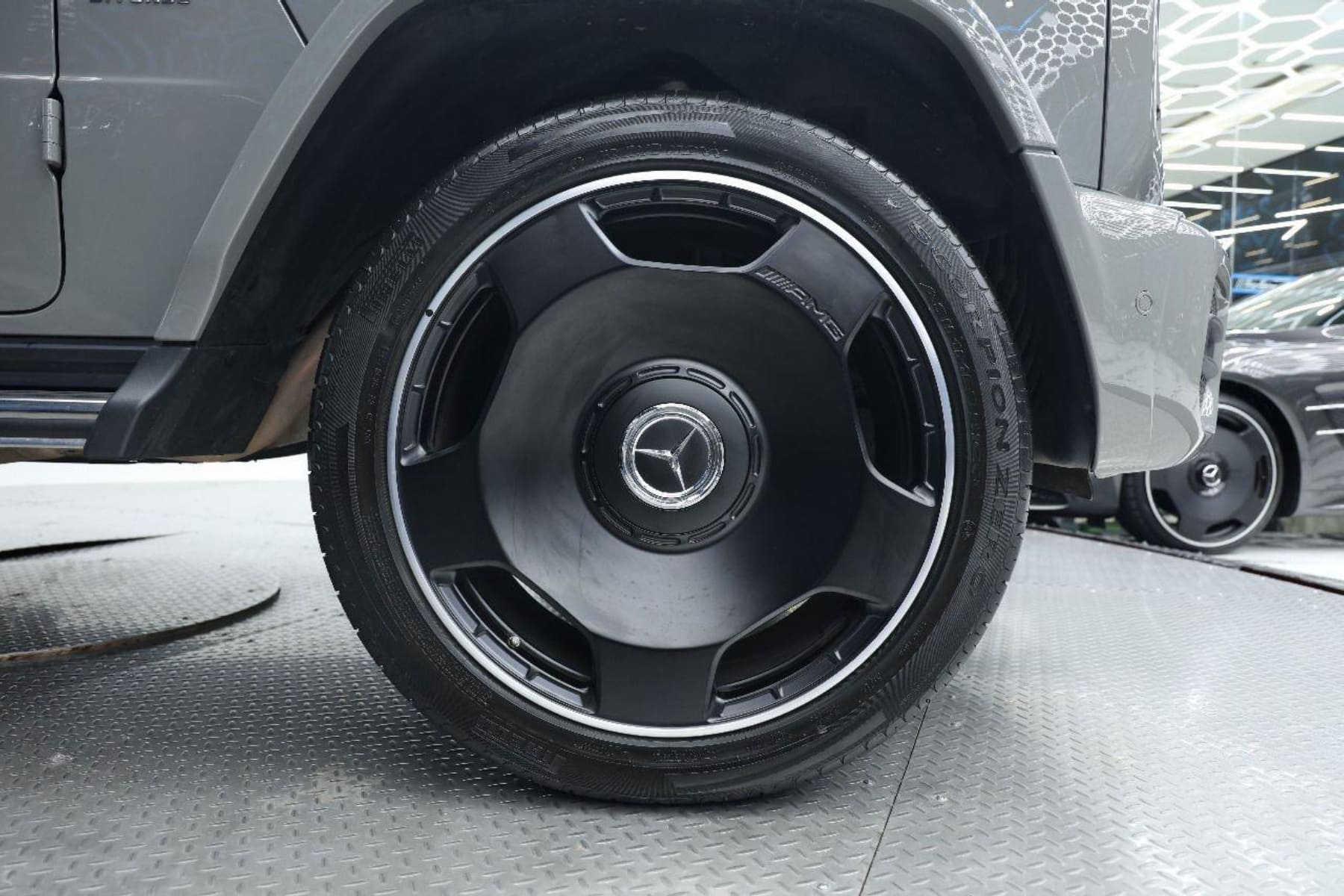 Mercedes-Benz AMG G63 view 5